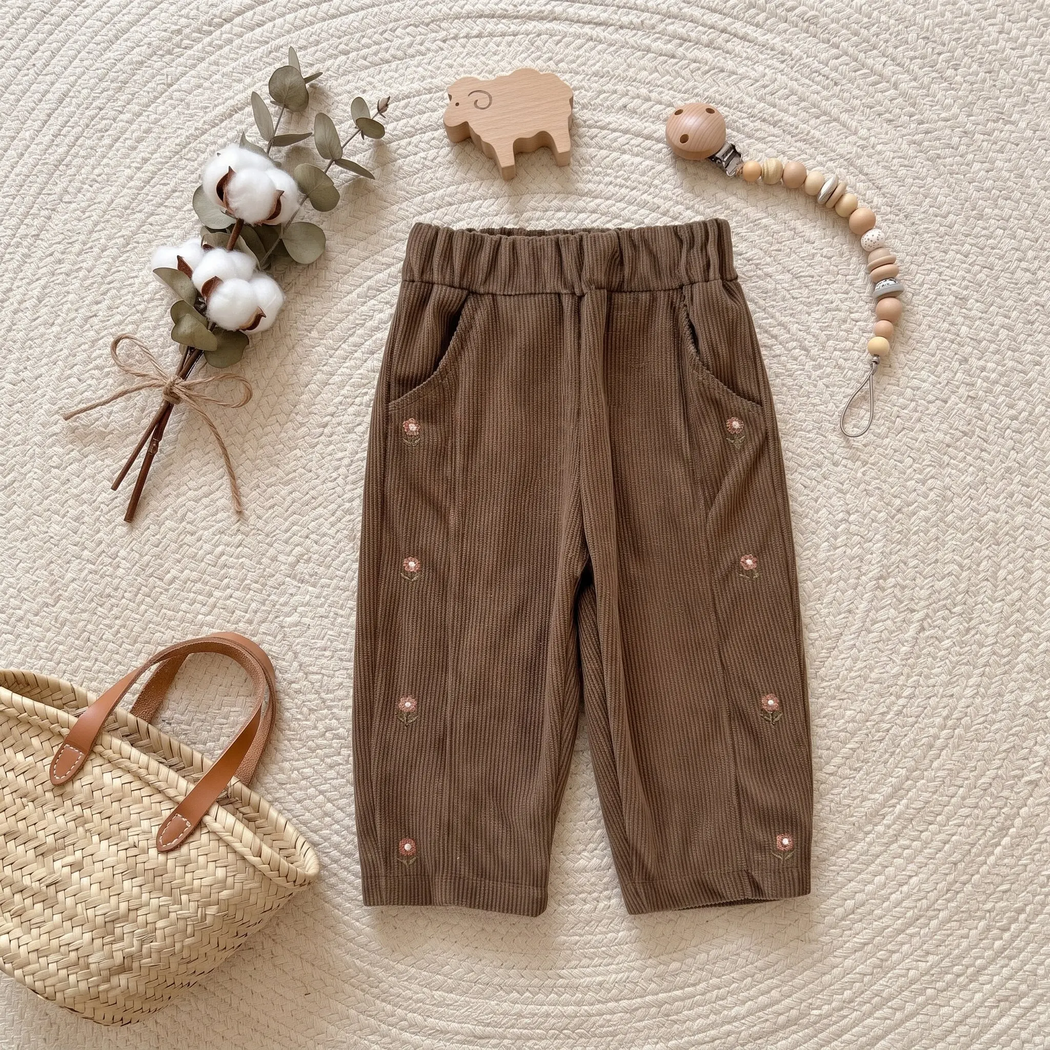 Gerippte, gerade geschnittene Hose für Babymädchen, Farbe Khaki, mit kleiner Blumenstickerei, elastischem Bund und Taschen, Freizeit-Hose für Kleinkinder, Mädchen, Frühling. – Detail 5