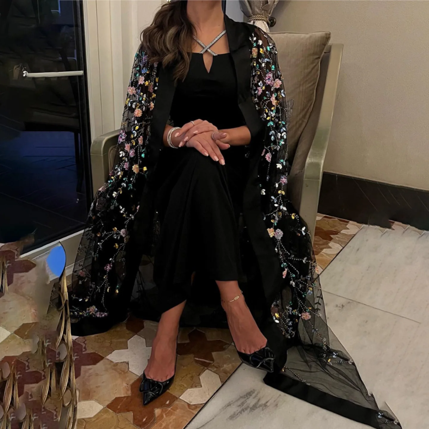Sharon Said Abito da sera con fiori 3D a trapezio nero di lusso con maniche a mantella Abiti da ballo da donna con perline SF426 Personalizzato