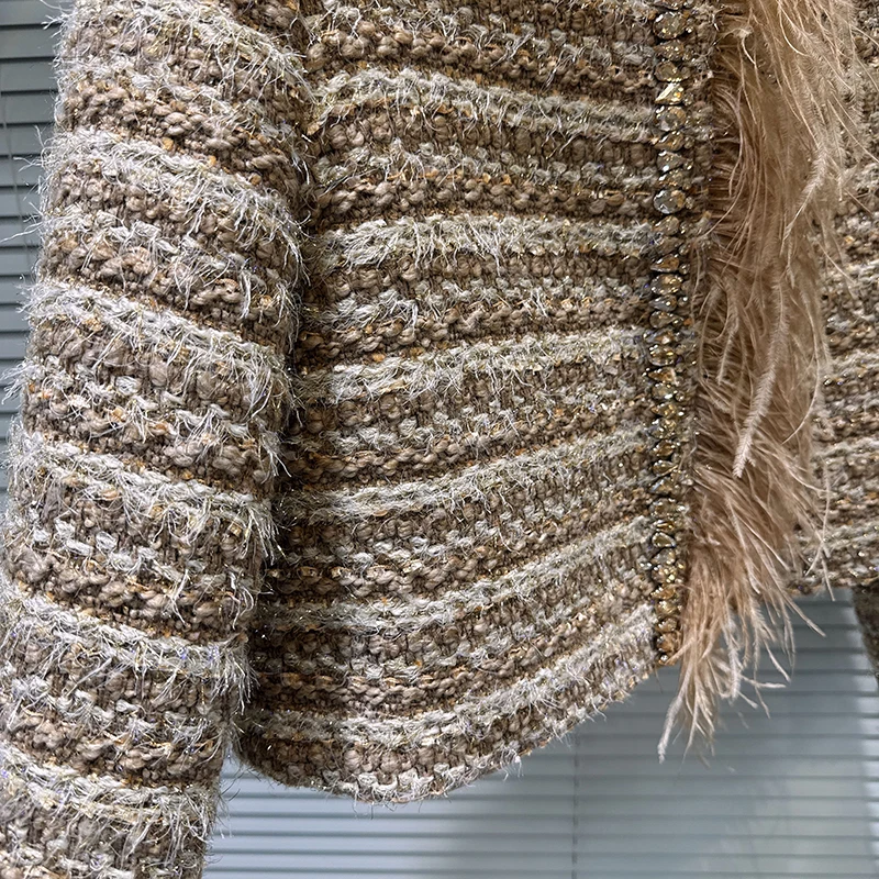 เสื้อโค้ทผู้หญิงสไตล์ฝรั่งเศส  คอลเลคชั่นฤดูใบไม้ร่วง-ฤดูหนาว  ผ้าทวีดแต่งขอบขนนก  บุขนเป็ด  ดีไซน์ทันสมัย  คอทรงกลม  หรูหรา  แบบสั้น