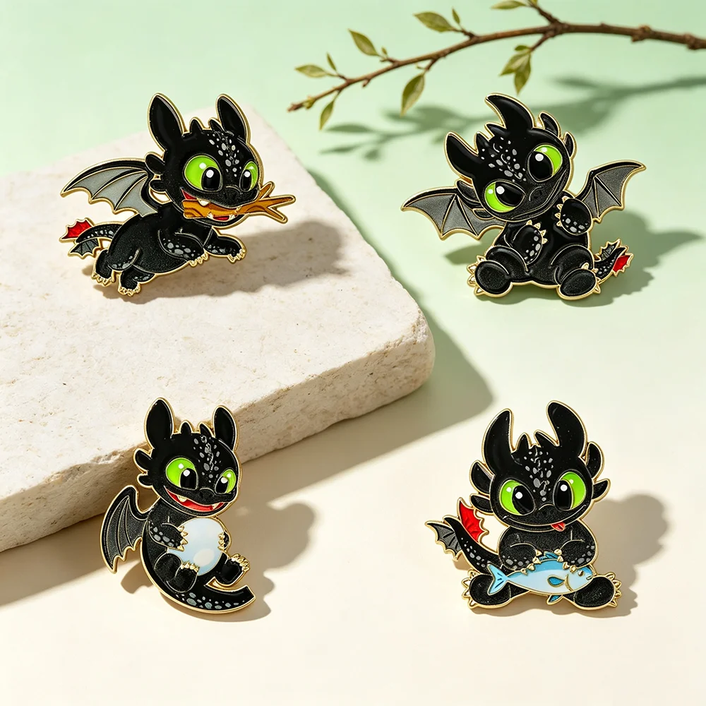 4-teiliges Set niedlicher schwarzer Drachen-Emaille-Pins, Cartoon-Fantasy-Tier-Reversnadeln, Deko-Abzeichen für Rucksäcke und Segeltuchtaschen, Geschenk für Fans – Detail 4