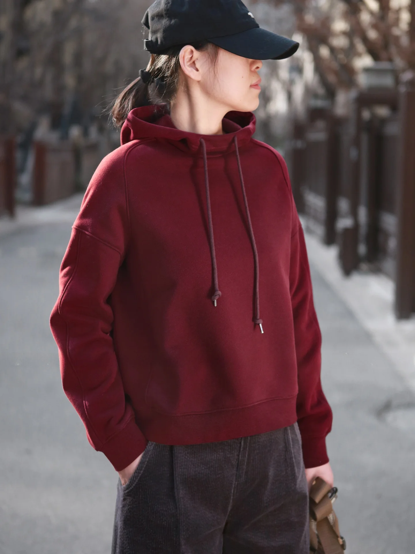

Толстовка с капюшоном глубокого изюмно-красного цвета, теплая, спортивная, повседневная, с длинными рукавами, женская, удобная посадка