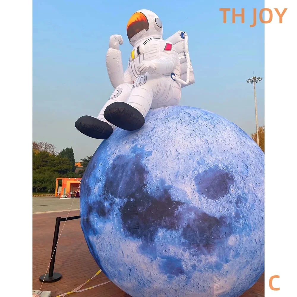 ドアへの高速飛行船、月に座るインフレータブル宇宙飛行士、広告装飾用の宇宙飛行士インフレータブル付き直径4mの月