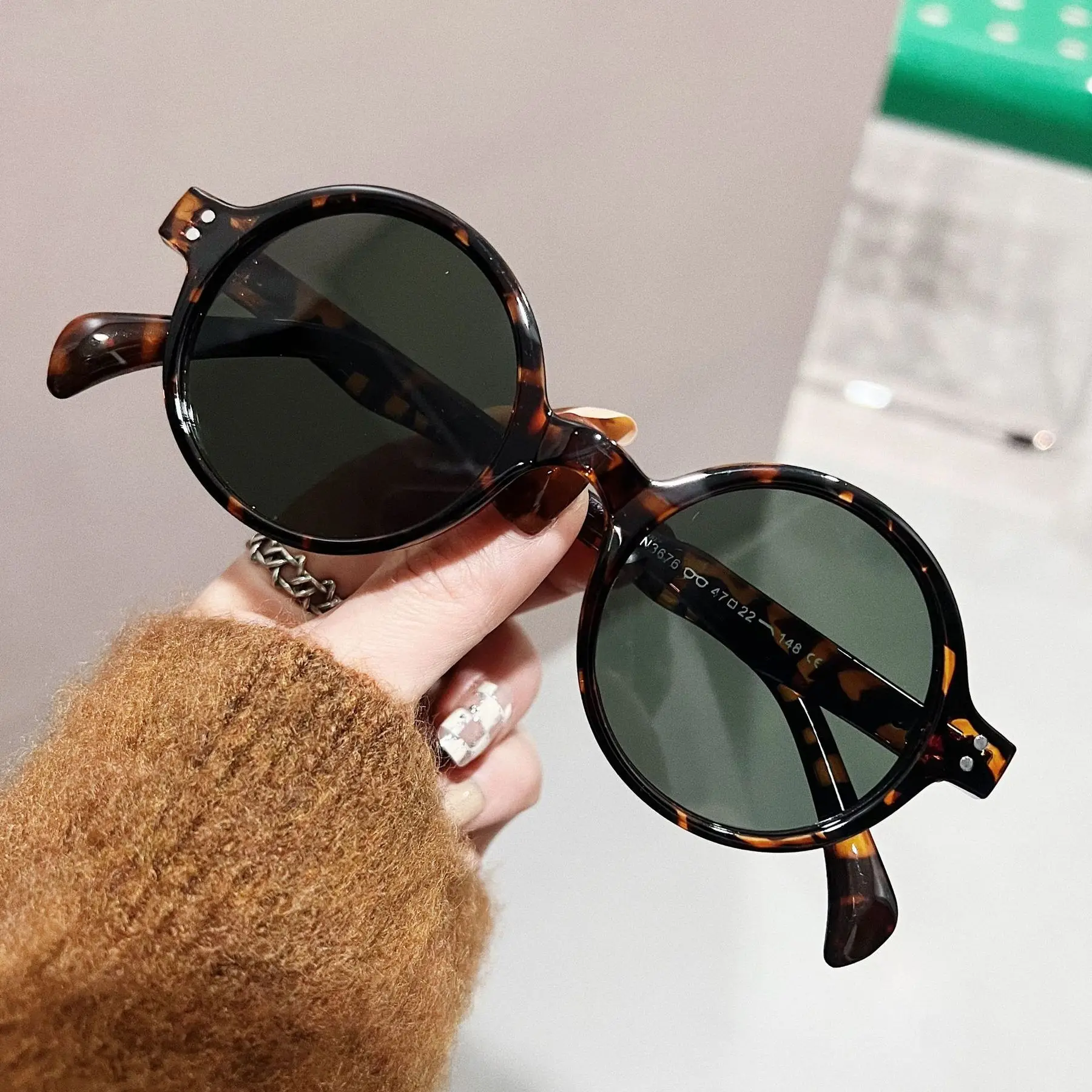 Vintage Round Sunglasses Women Brand Designer Rivet Sun Glasses Female Fashion Travel Ocean Color Shades Oculos De Sol