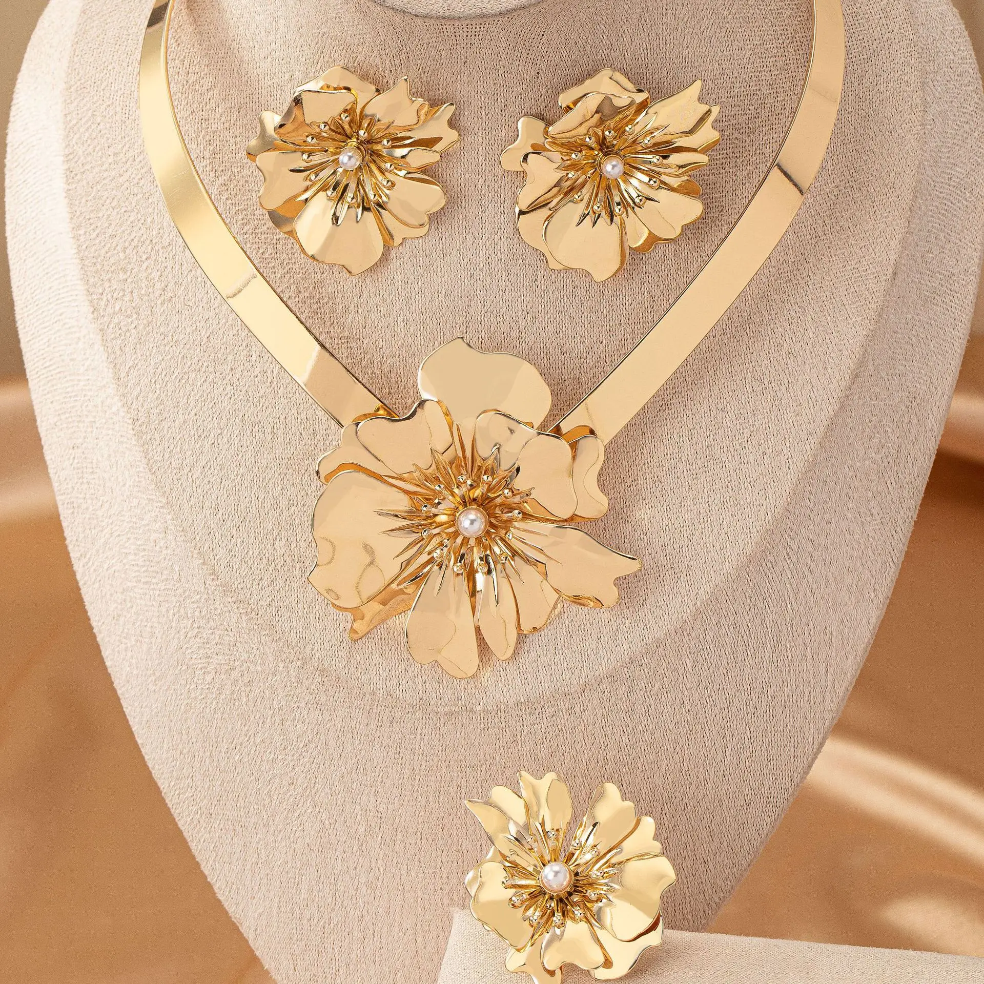 

3PCS Fashion Gold-plated Metal Flower Pendant Choker Necklace Ring for Women Party Simple Pearl Flower Earring Jewelry Set