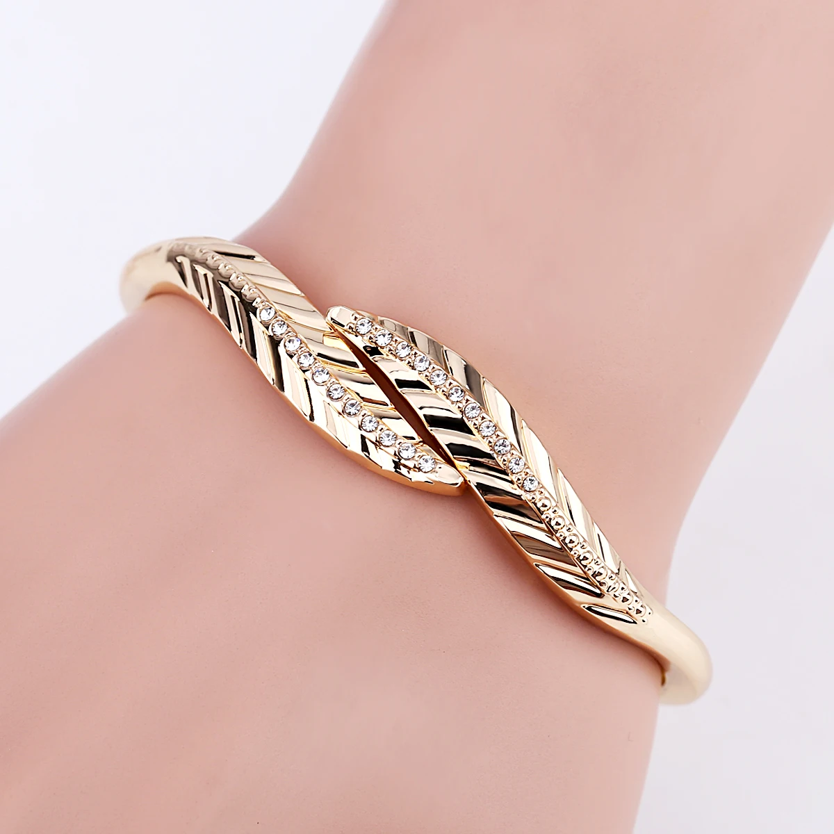 Delicate Leaf Diamond Bangle Zinc Alloy Cast Women Luxury Wedding Bracelet Fashion Bride Jewelry Elegant Sparkling Design