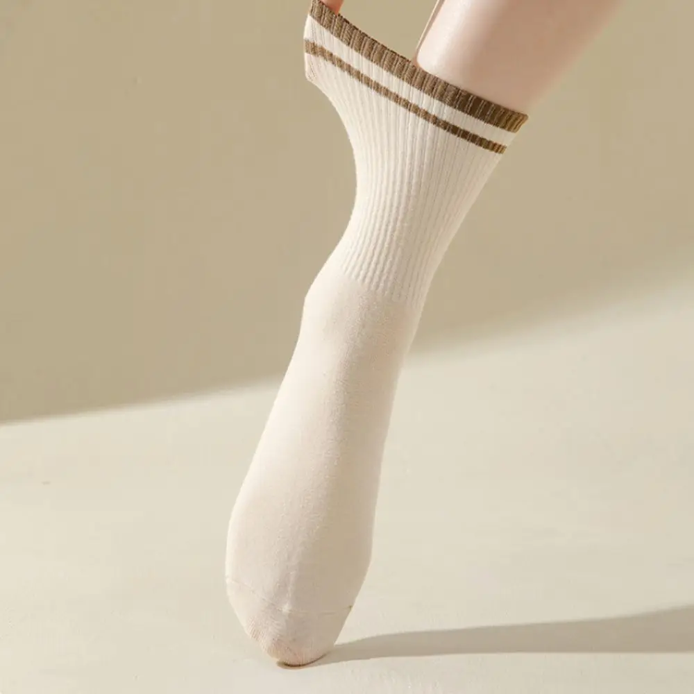 10Pairs امتصاص العرق المرقعة جوارب مخططة بسيطة تنفس منتصف العجل الجوارب الجوارب عدم الانزلاق النساء جوارب أنبوبية ربيع الخريف