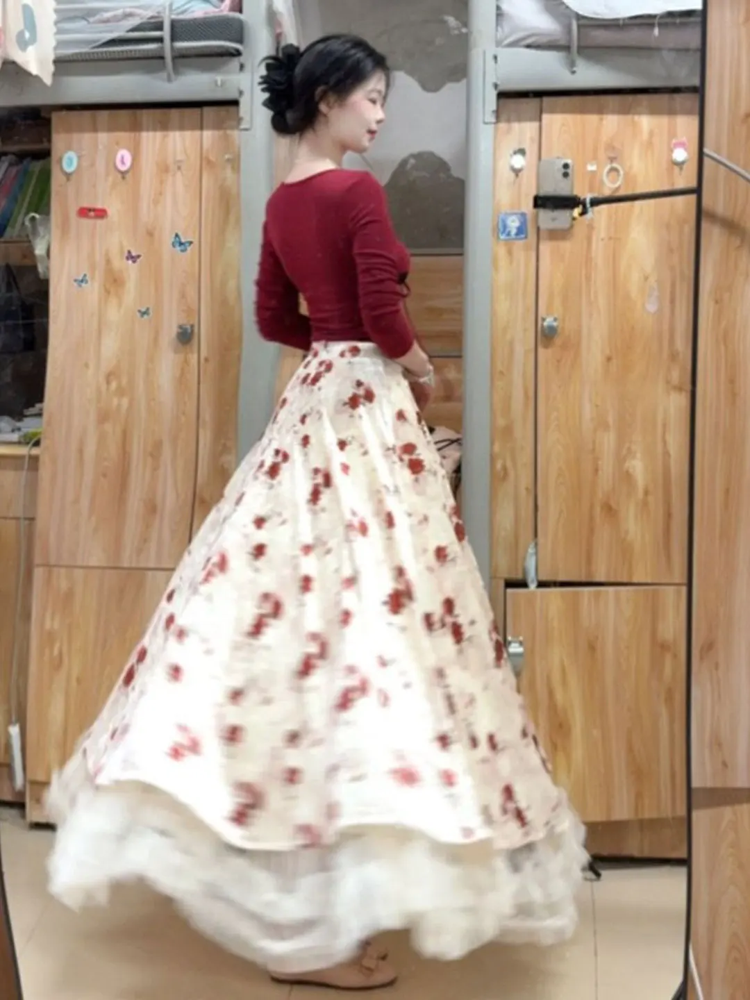 

Ретро-комплект из топа и юбки с нежным красным цветочным принтом, весенняя мода, удобный, с высокой талией, длинными рукавами, V-образным вырезом, женский комплект из двух предметов.