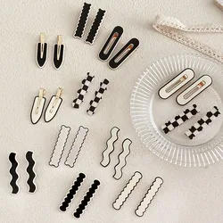 Épingles à cheveux géométriques élégantes en damier pour femmes, barrettes latérales douces, accessoires de mode, noir et blanc