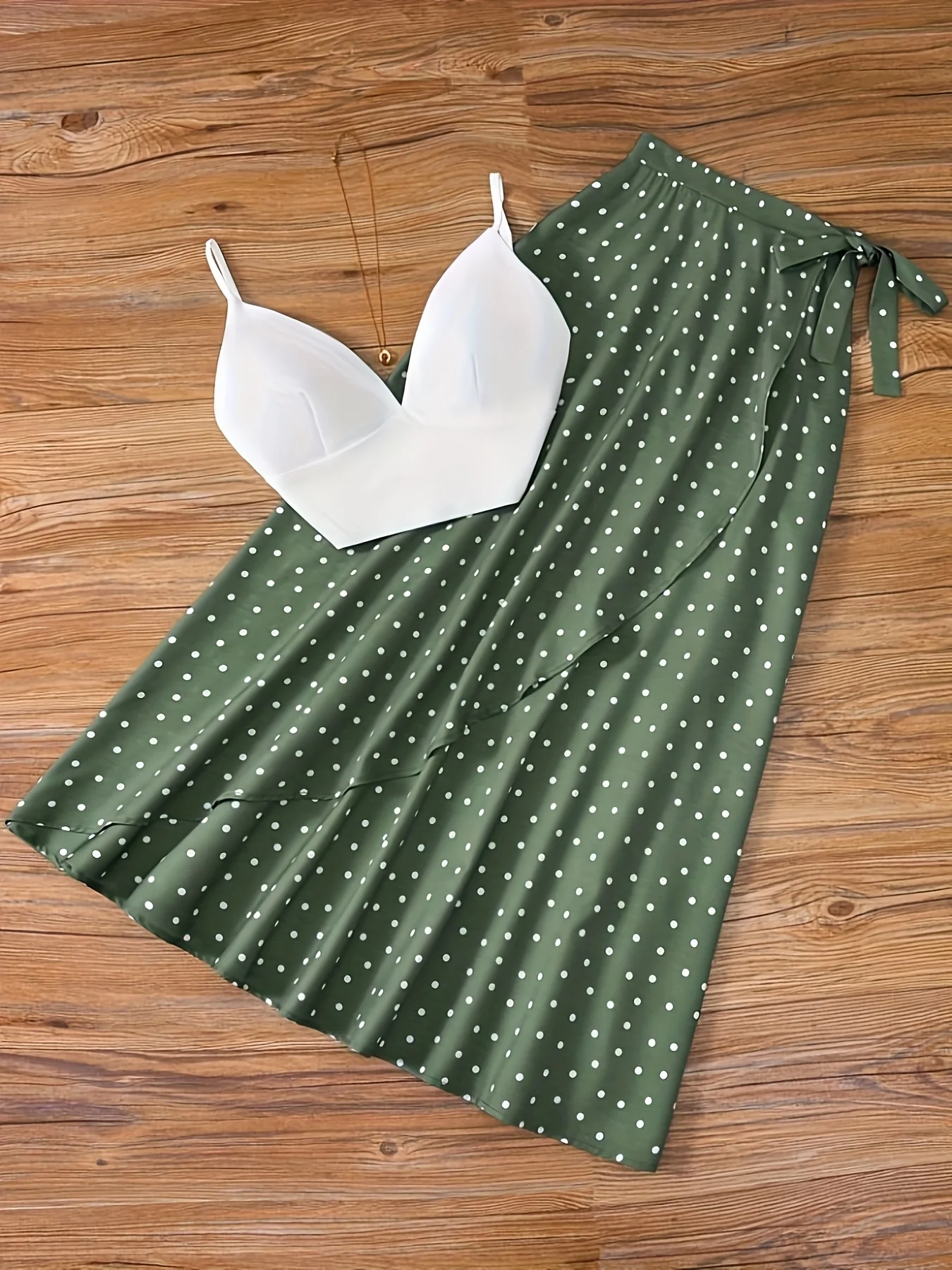 

Комплект из 2 предметов: летняя повседневная и универсальная новинка 2023 года: топ с бретельками и платье средней длины в горошек.