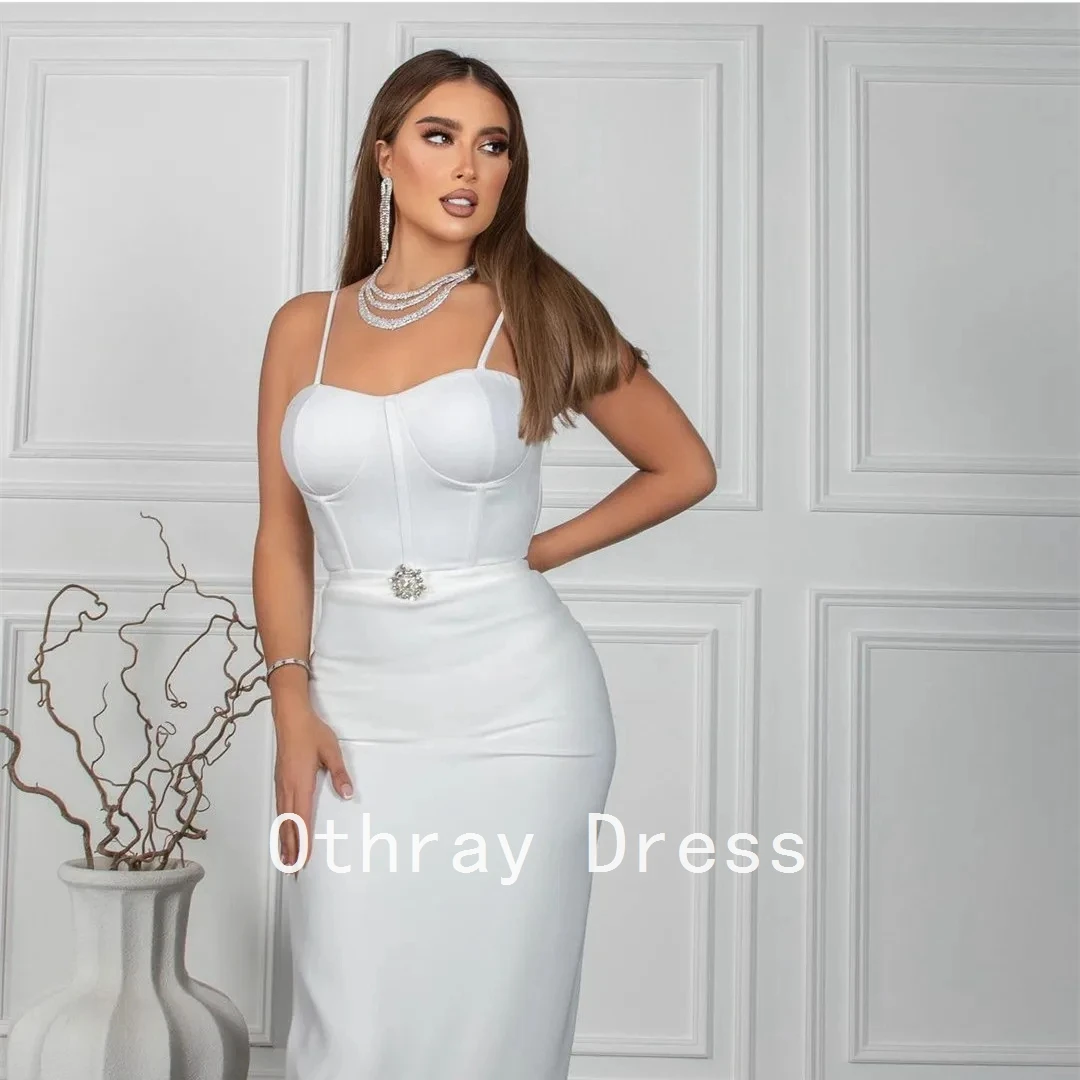 Srebrna satynowa suknia balowa typu syrena z piórami, obcisła suknia dla gościa weselnego, ozdoby, szarfy, plisowane ramiączka spaghetti،فساتين سهرات