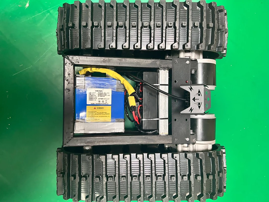 

Вездеходное гусеничное шасси с железной рамой и двойным моторным приводом для DIY-проектов: пляжный трамвай, тяжелый танковый вездеход, металлические компоненты с зубчатой передачей