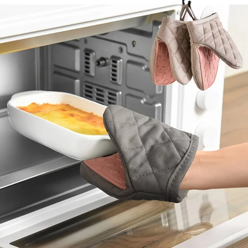 1PC Silicone Oven Mitts Fish Shape, Anti-Scald, Heat Resistant Kitchen Gloves, Multi-Use As Tray Gripper & Pot Holder