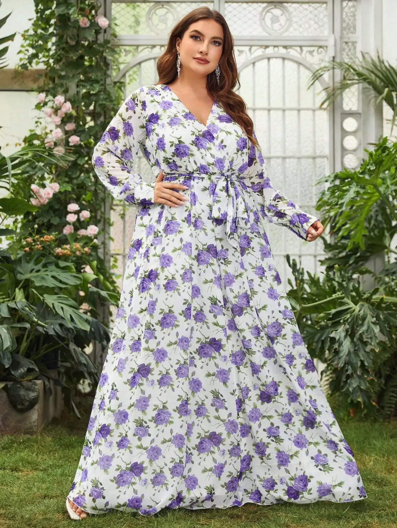 Plus vestido de chiffon com estampa floral e manga lanterna com gola sobrepeliz