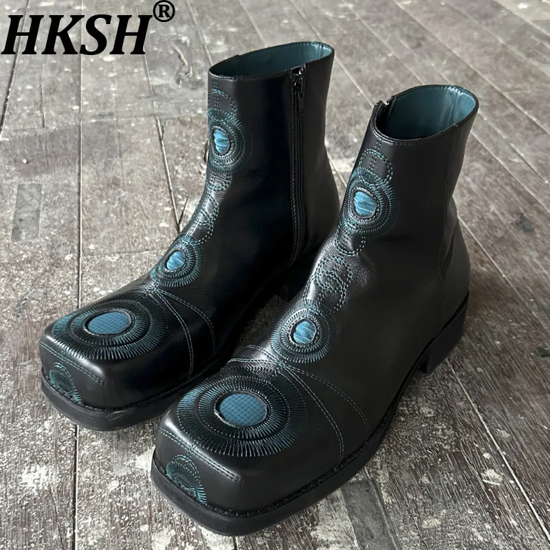 

HKSH Winter New Men Punk Dark Ankle Boot Design Leather Embroidered Patchwork Fashion Square Toe Height-Increasing Shoes HK16421