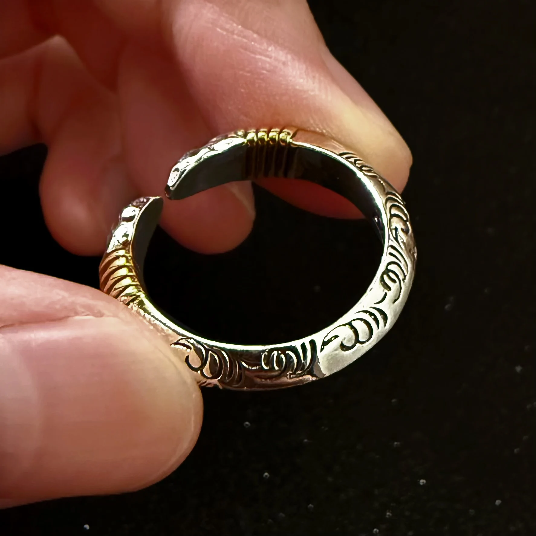 Retro-Tang-Gras-Muster Speerspitzen-Verstellbarer Offener Ring für Männer, Versilbertes Messing, Punk-Gothic Edgy Schmuck-Accessoire, Geschenk – Detail 4
