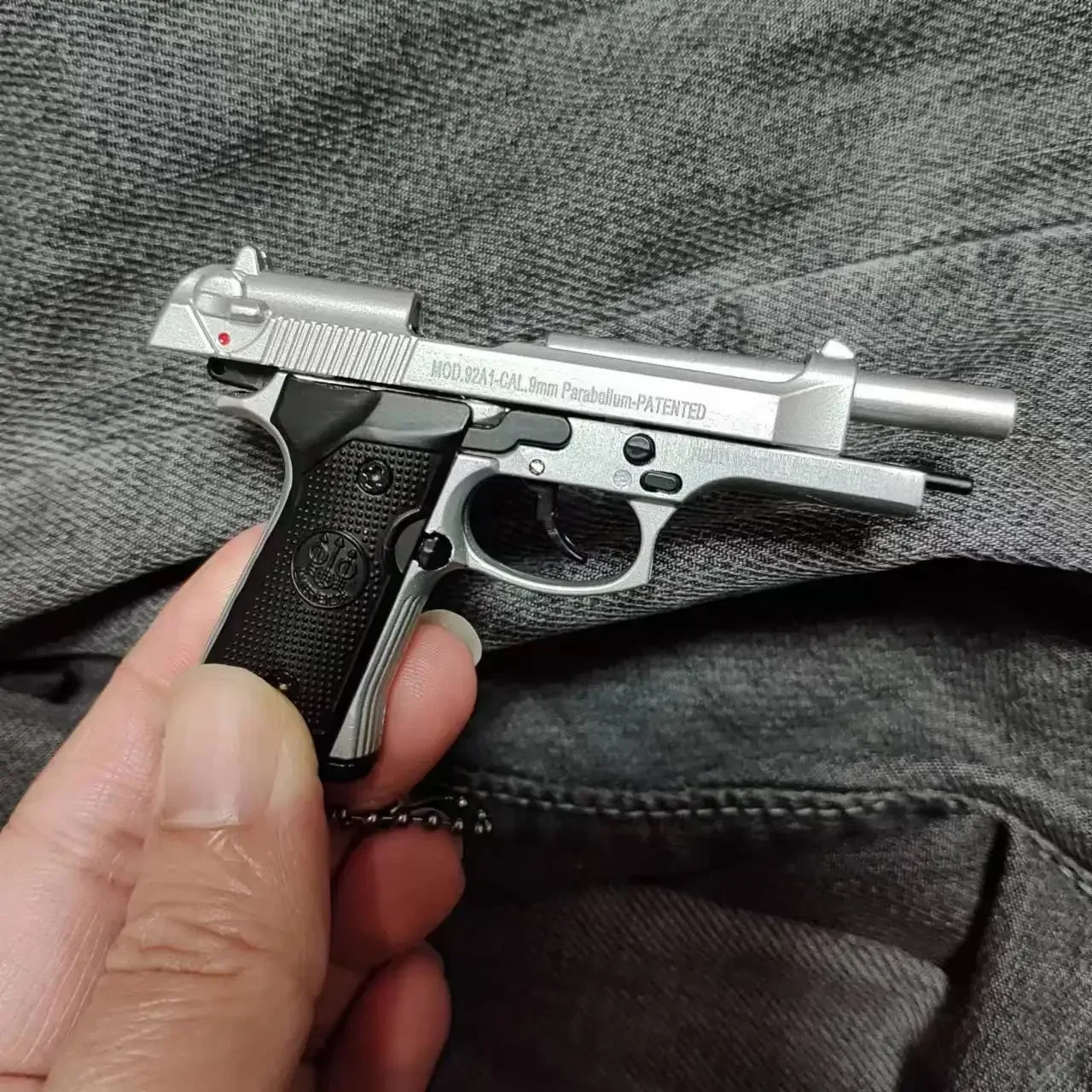 1:3 92f ミニピストルモデルキーホルダー 1911 取り外し可能な合金偽銃コレクションバッグペンダント子供大人のおもちゃギフト