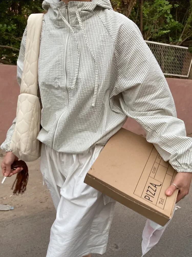 Damska bluza z kapturem w paski, luźny krój, ochrona przed słońcem, zapinana na sznurek, rozpinana kurtka, top w stylu streetwear, wiosna 2025