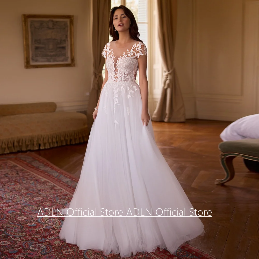 

Недорогое свадебное платье в стиле бохо на заказ: с рукавами-крылышками, круглым вырезом, аппликациями, иллюзорной спинкой на пуговицах, из мягкого тюля, А-силуэт