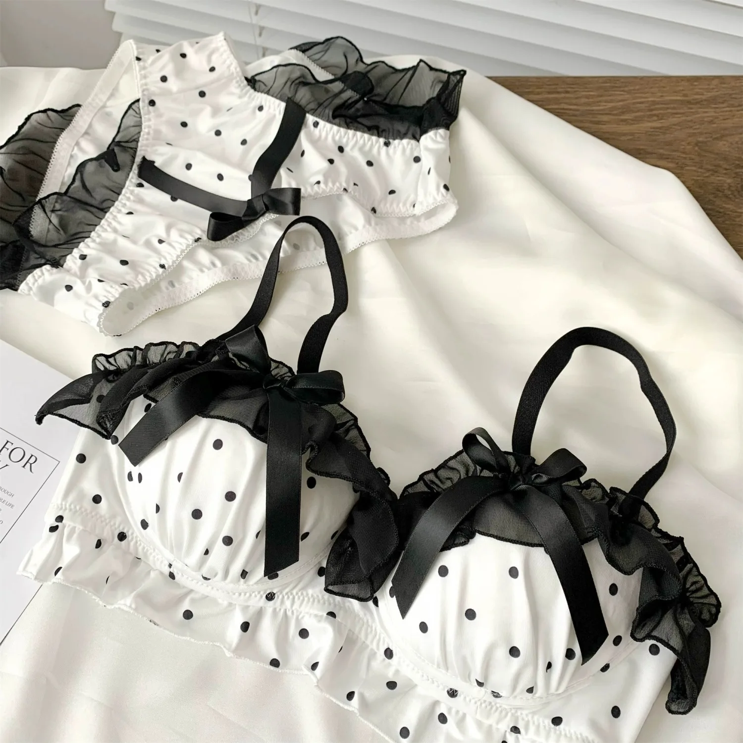 Sexy and Pure Desire Style Bow Dot Girl Underwear Girl Small Chest Gathers to Show Large No Steel Ring Bra Set