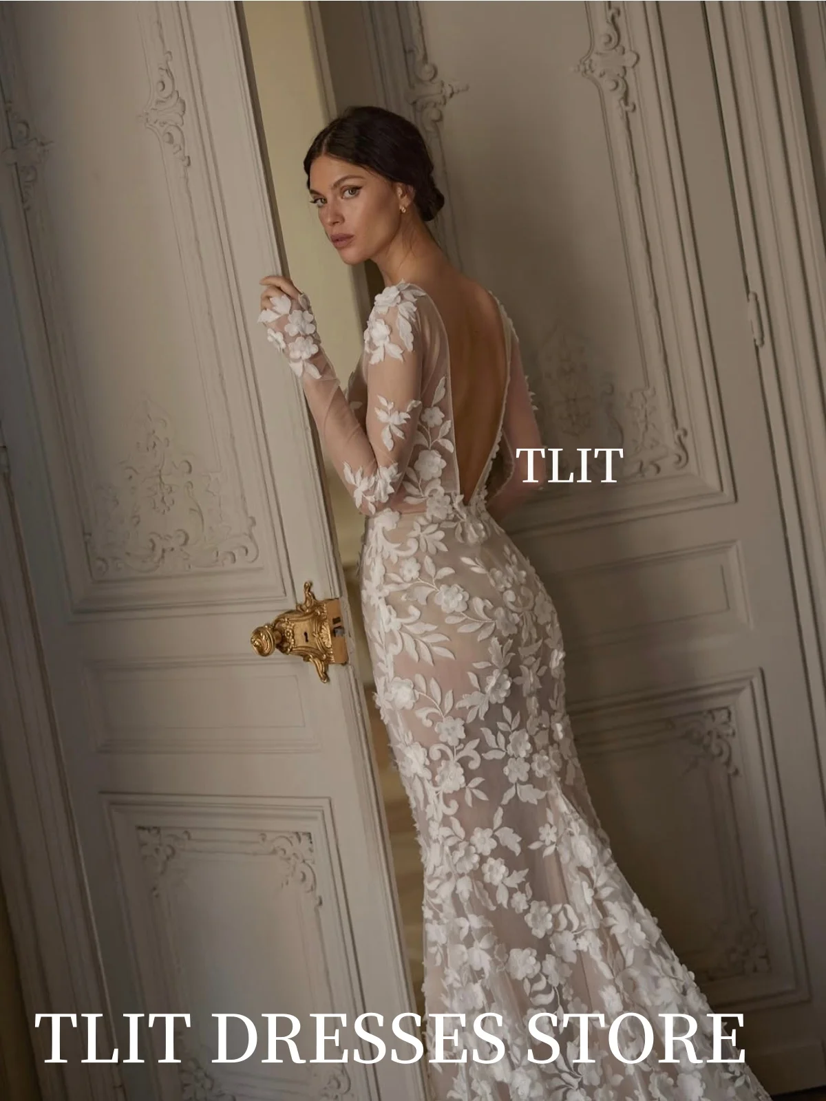 Suknie ślubne w stylu syreny z luksusową koronką TLIT, szyte na miarę, z głębokim dekoltem w serek, długie rękawy, odkryte plecy.