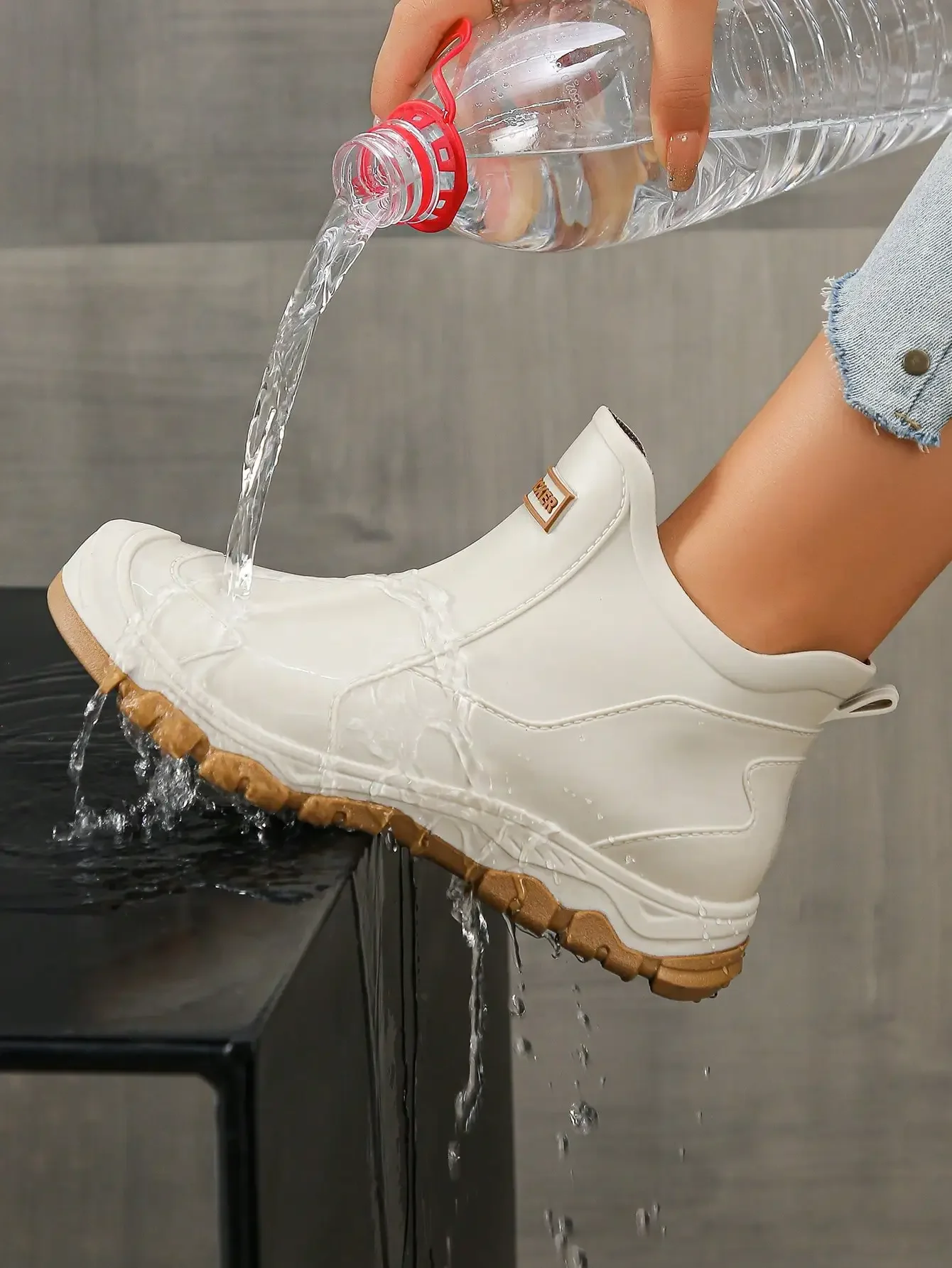 1 Pair Teenagers' Short Rain Boots, Fashionable, Comfortable, Soft, Thick Sole, Suitable For Kitchen, Outdoor, All Season