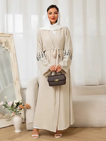 봄 새로운 도착 Abaya 긴 드레스 독특한 수 놓은 소매 이슬람 Kaftan 이슬람 여성 일상 착용을위한 벨트 가운