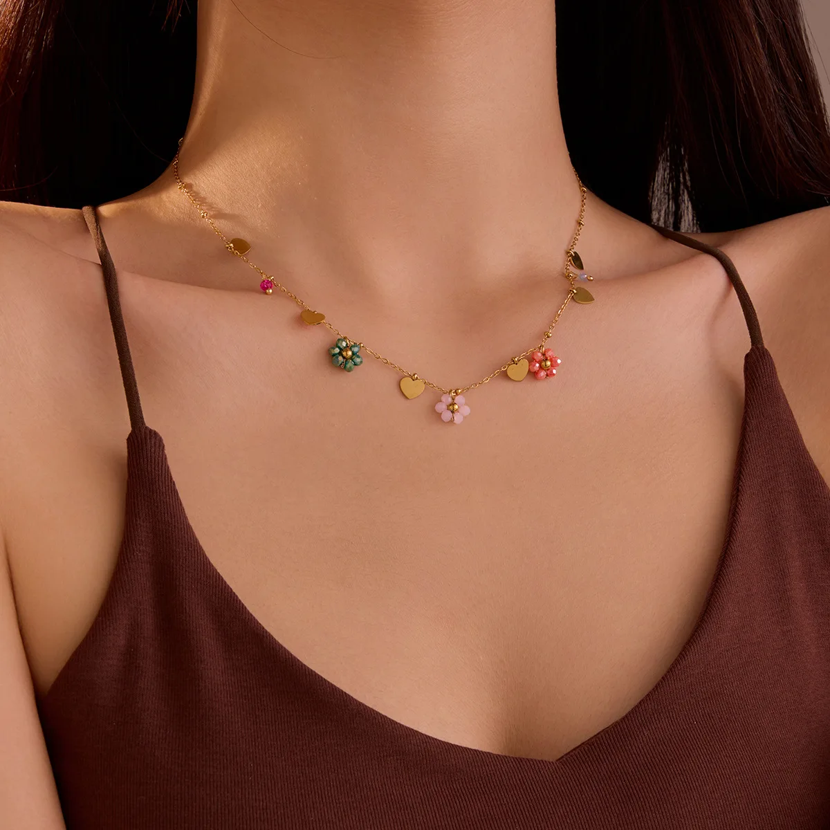 A fresh and clean style stainless steel non-fading colored crystal zircon flower heart-shaped pendant necklace