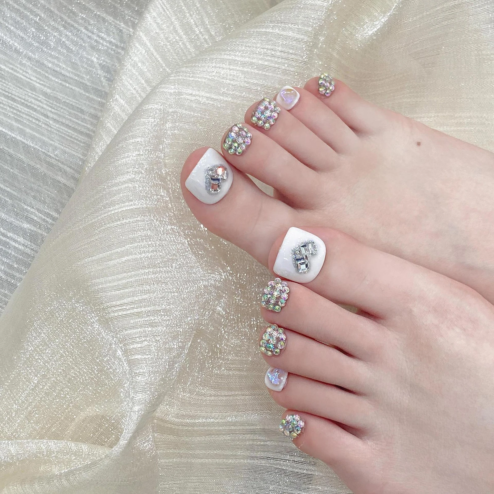 10pcs Handmade White Fake Toenails With Heart Aurora Rhinestones Decor Full Shiny Diamonds False Foot Nails Press On Nails Short