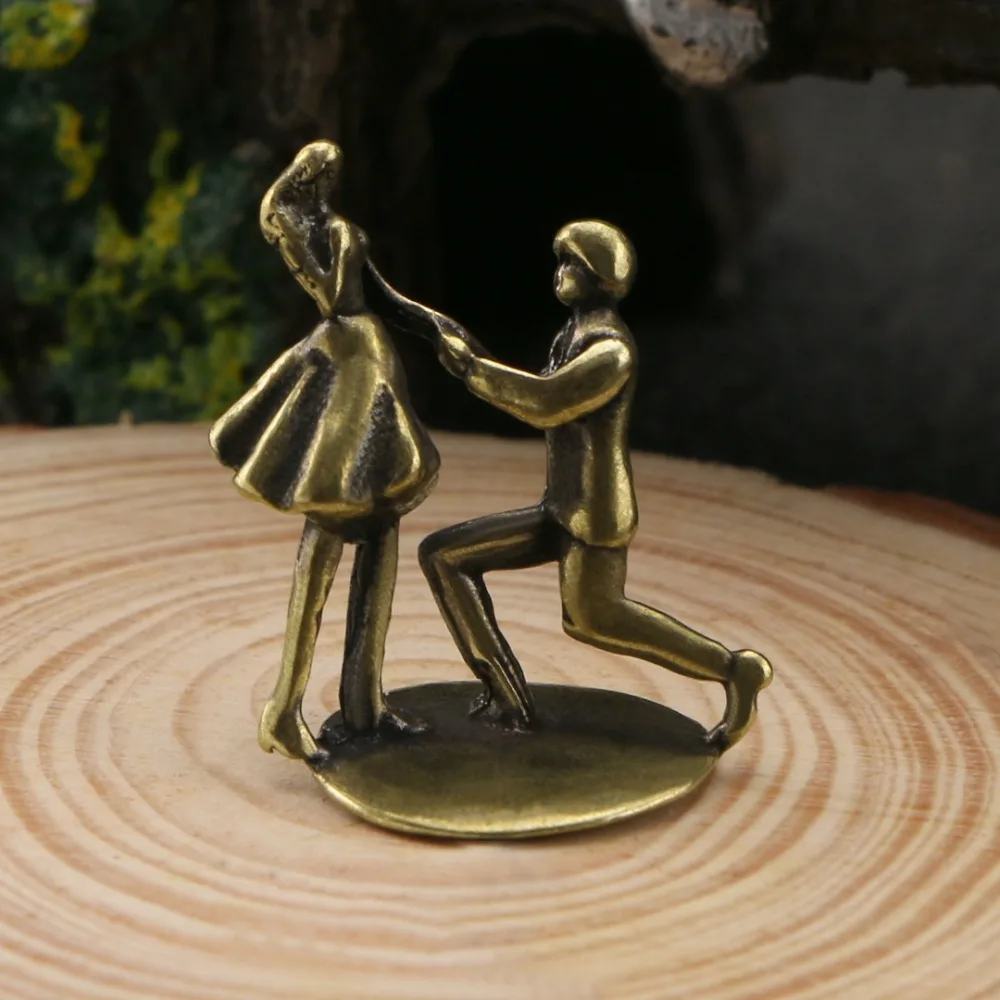 Mini Couple Statue Craft Couple Miniature Proposal Figurine Artistic Sculpture for Dining Room Office Cabinet Bookshelf Women