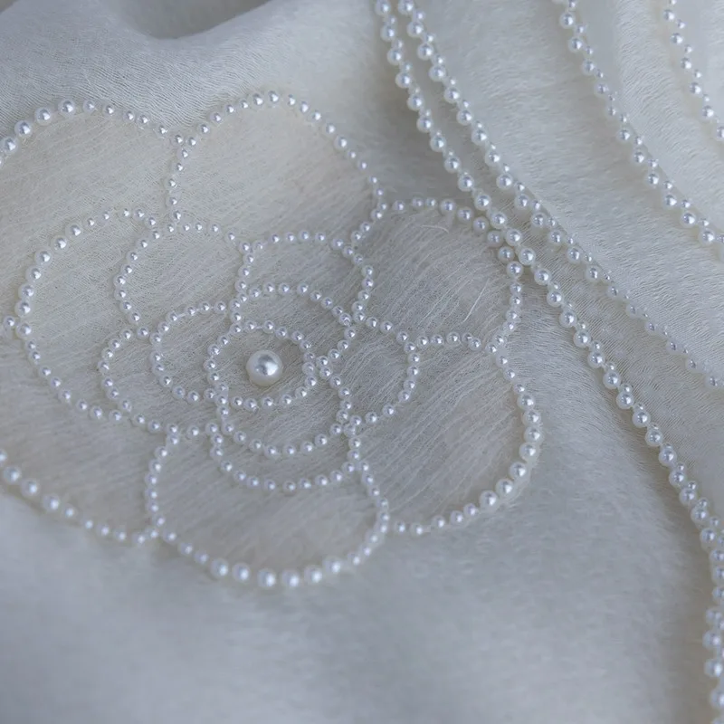 Moda de camelia Xiaoxiang, bufanda de lana de seda, chal blanco, perla femenina fina.