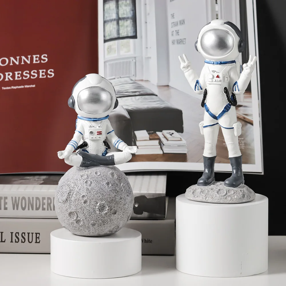 Fashion Creative Astronaut Figurines Resin Spacewoman Ornaments Modern Home Living Room Kids Bedroom Decor Craft Gift Pen Holder