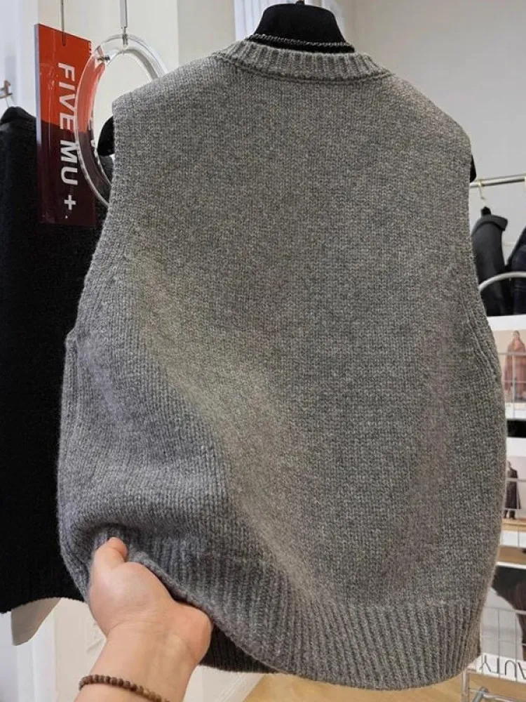 Spring Autumn 2026 Women's round Neck Sleeveless Button Knitted Vest Fashionable Stylish Small Size Layering Warmth City Commute