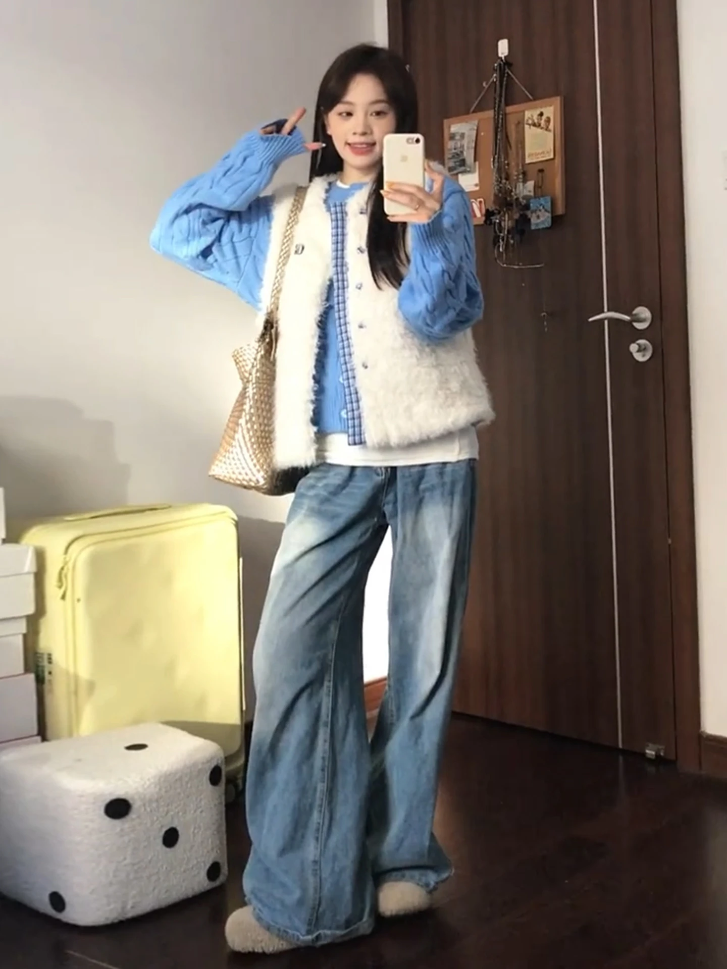 เสื้อกั๊กขนแกะสีขาวสวยงามสไตล์เกาหลีสำหรับผู้หญิง ฤดูหนาว 2026 ใหม่ ดีไซน์ไม่ซ้ำใคร น่ารัก ชุดเสื้อสเวตเตอร์แบบซ้อนทับ ผ้าโพลีเอสเตอร์