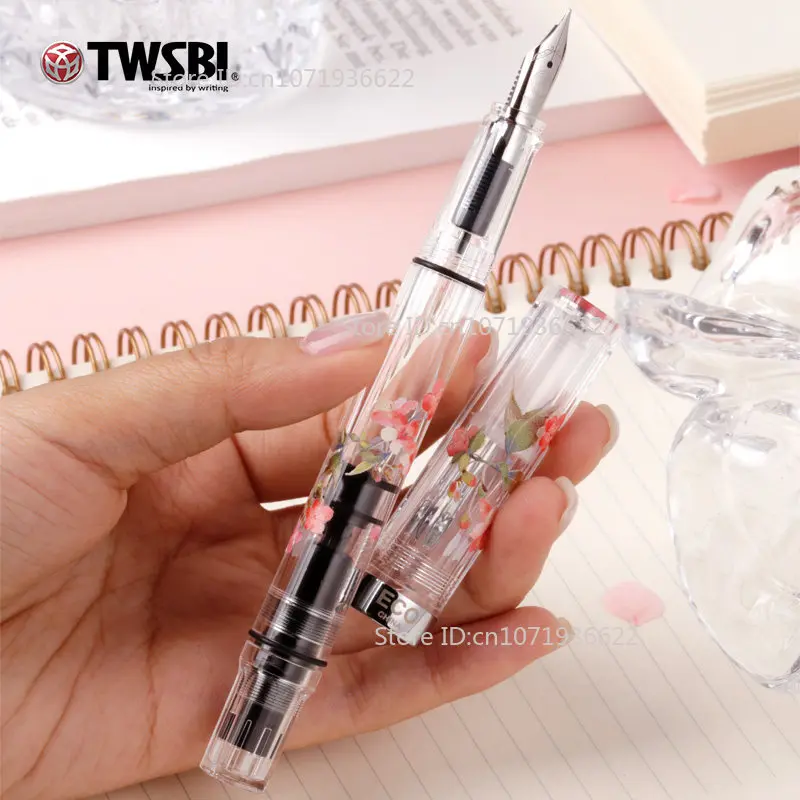 Pióro wieczne TWSBI ECO Designer Transparent Sakura Limited Edition z mechanizmem tłokowym i motywem kwiatu wiśni, idealne do prowadzenia dziennika. — zdjęcie produktu 2