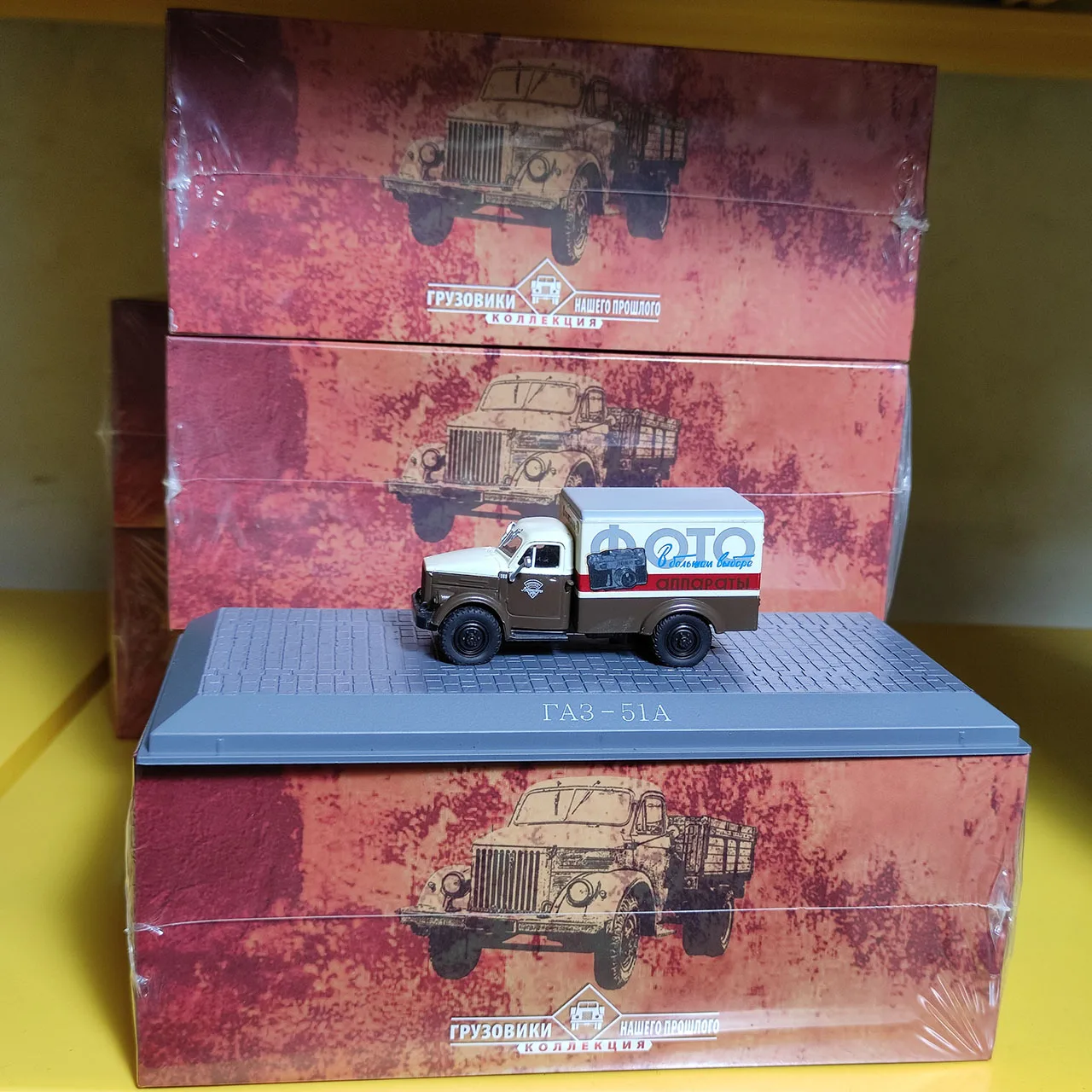 Diecast 1:43 Scale Truck Van Alloy Car Model Collectible Toy Gift Souvenir Display Ornament