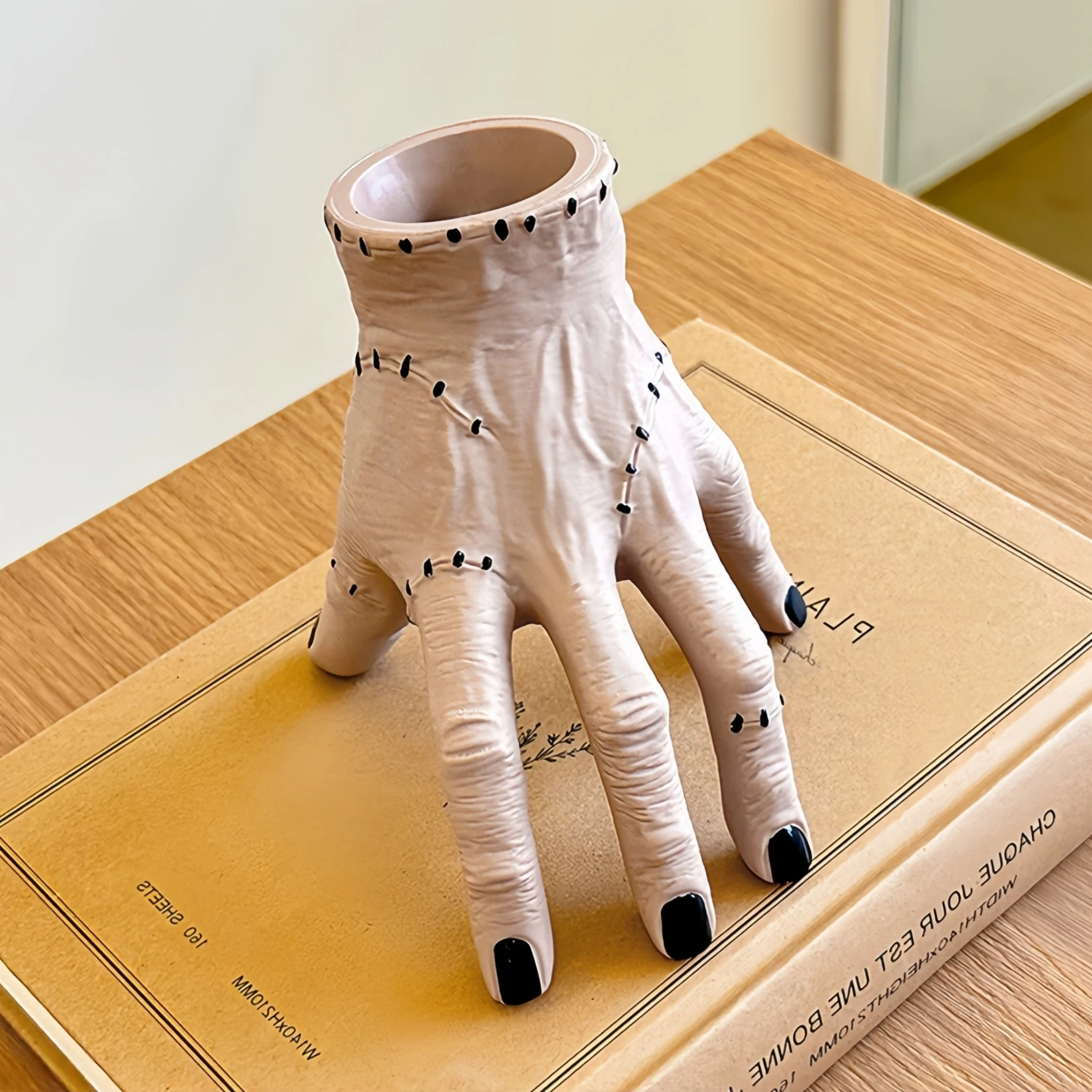 

1Pc Creepy Hand Pen Holder Halloween Desk Decor – Horror Finger Stationery Organizer for Men’s Office Home Spooky Storage Box