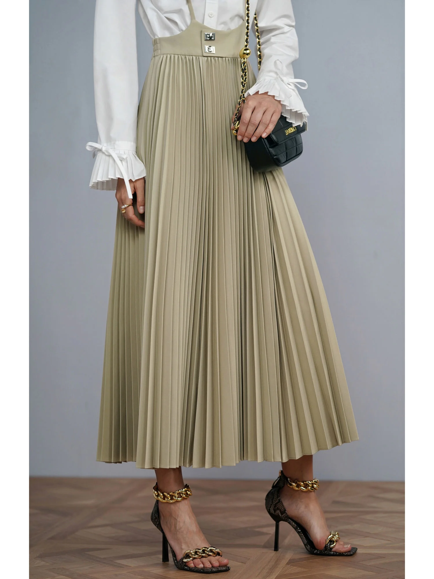 Xiaojingjia's same French niche designer style high waist, long strap, pleated skirt, early autumn versatile skirt trend