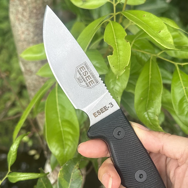 The ESEE uses a straight blade of S35VN steel with a stone-washed edge and a 3D cut G10 three-dimensional grip piece