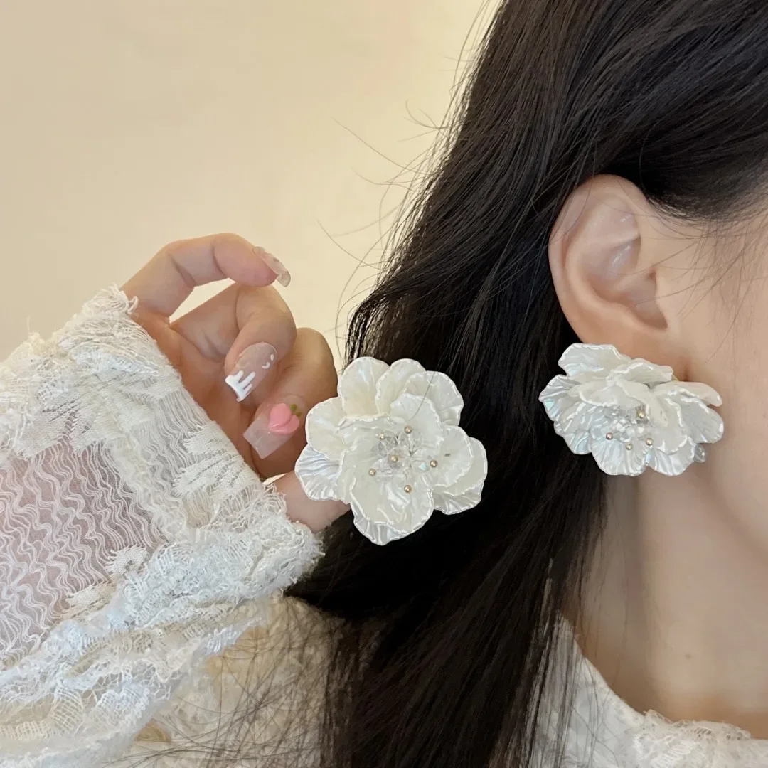 Cute Vacation Style White Resin Handmade Three-Dimensional Flower Stud Earrings for Women Party Gift Fashion Jewelry Romance INS