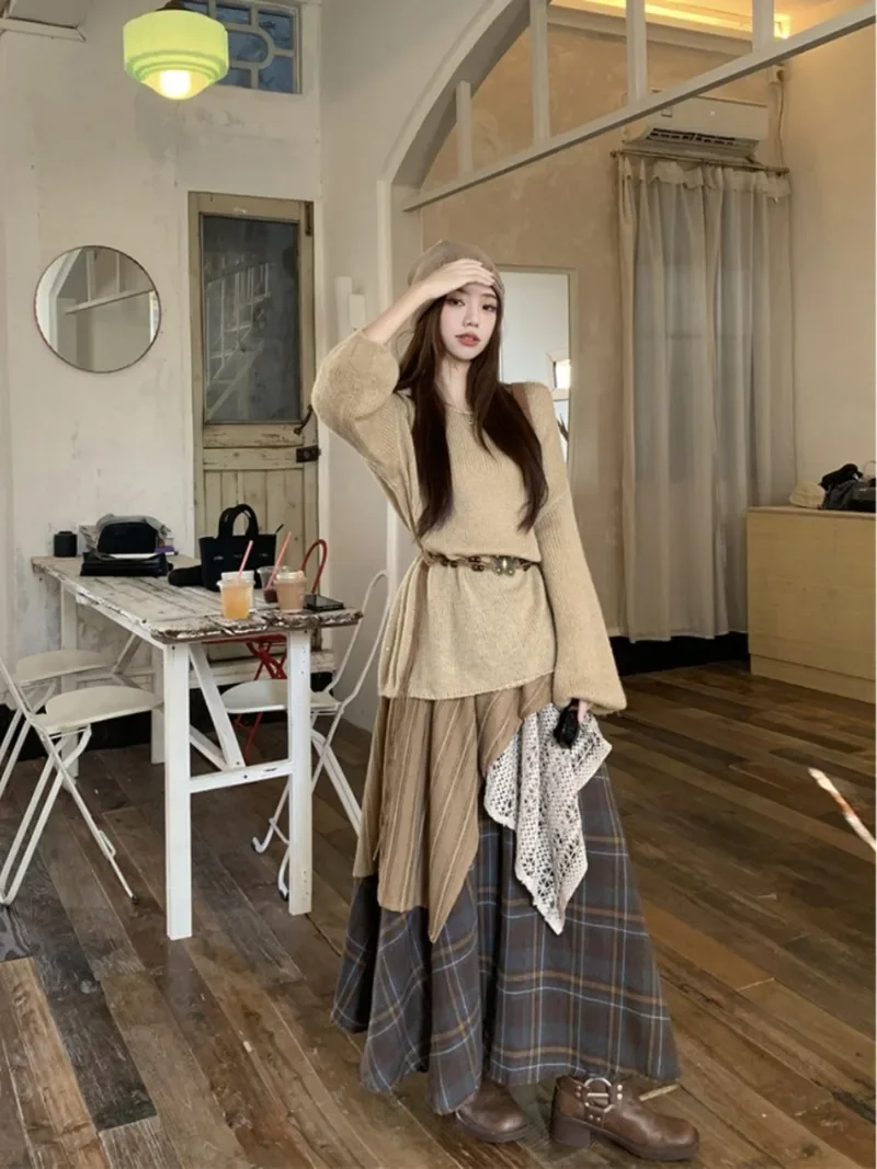 

MiiiiX инди-фолк-костюмы с открытыми плечами, свободный вязаный свитер, топ, нерегулярная клетчатая лоскутная юбка, осень 2023, женский комплект из двух предметов