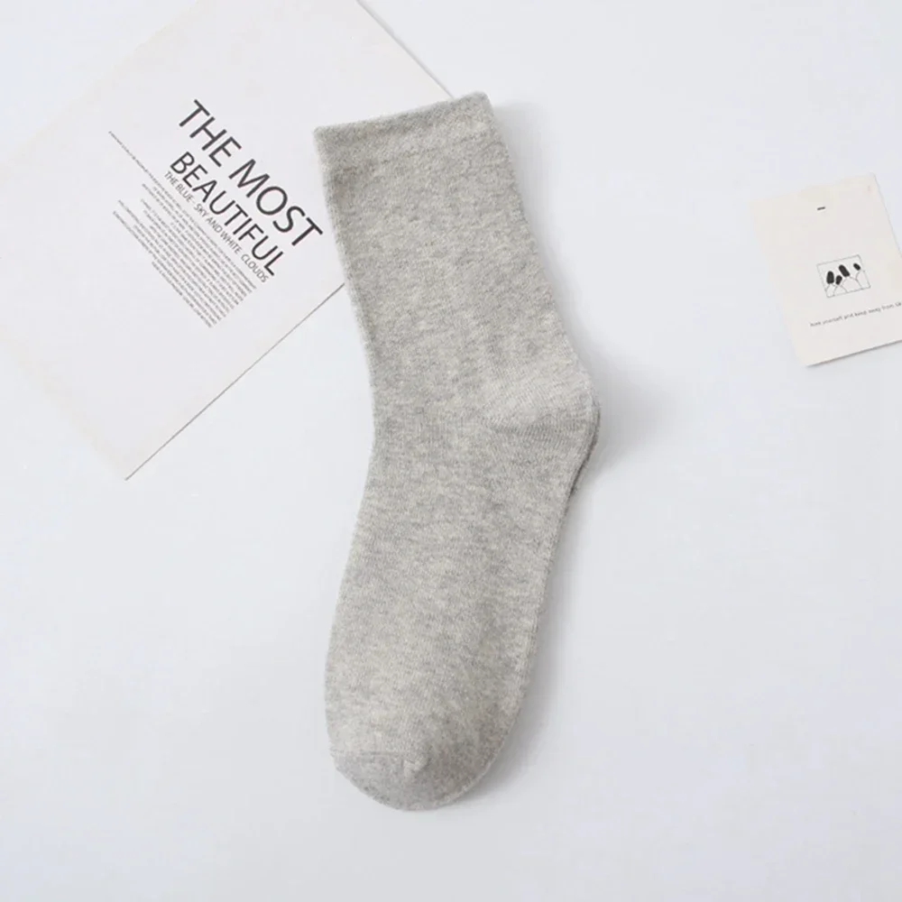 Mid -tube men's  manufacturers wholesale mid -tube men's solid color adult socks sports socks and foot