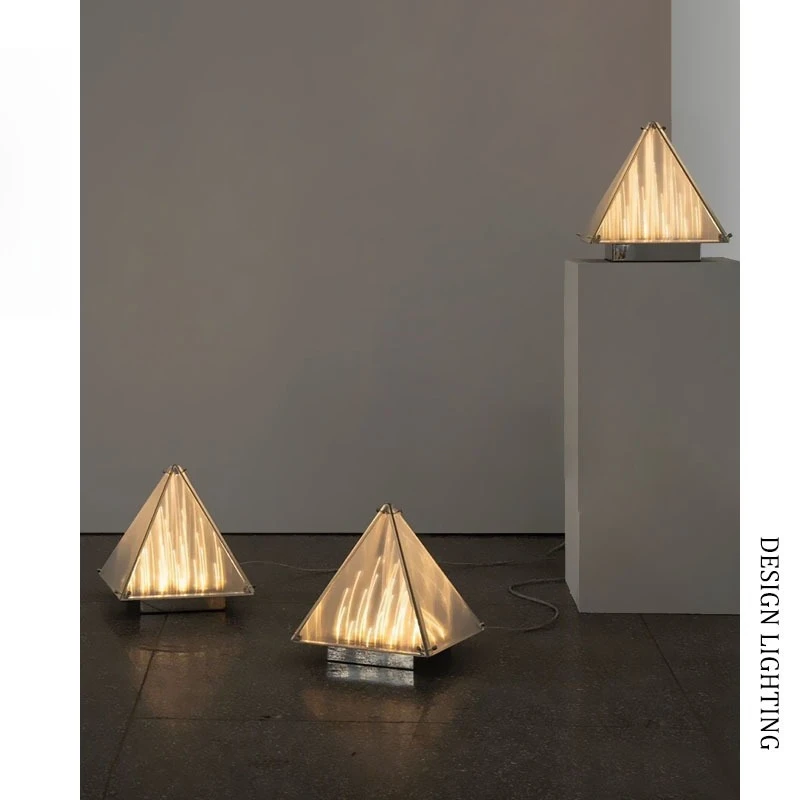 Прикроватная настольная лампа в стиле арт-деко с фрагментом для спальни