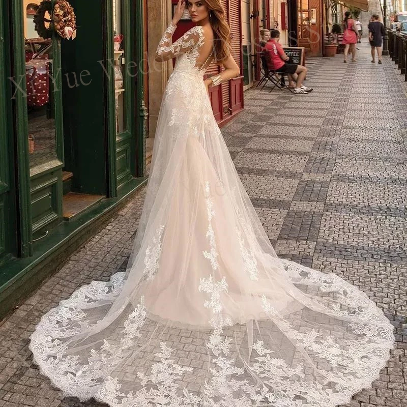 Bellissimi abiti da sposa Sweetheart Classic a-line Appliques di pizzo abiti da sposa a maniche lunghe Illusion Backless Button Court Train