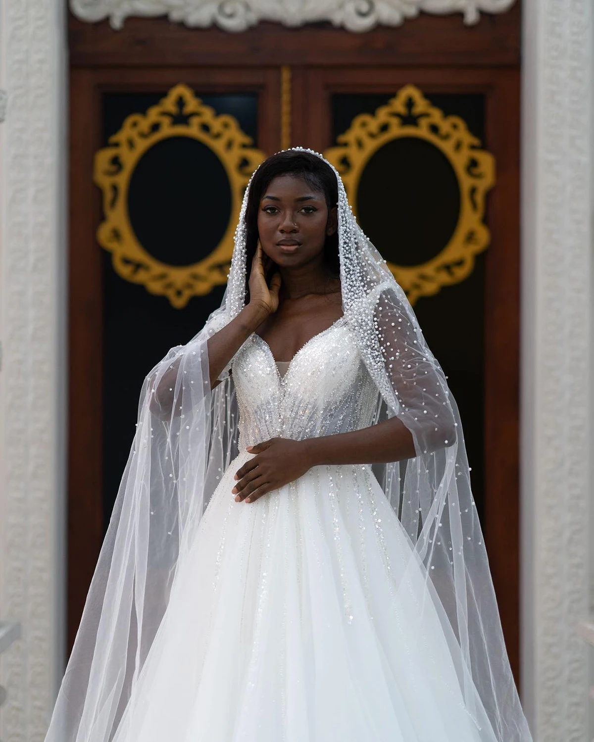 Vestidos de casamento simples com decote em v vestidos de casamento cintas de espaguete lantejoulas uma linha sem mangas trem varredura vestido de noivas