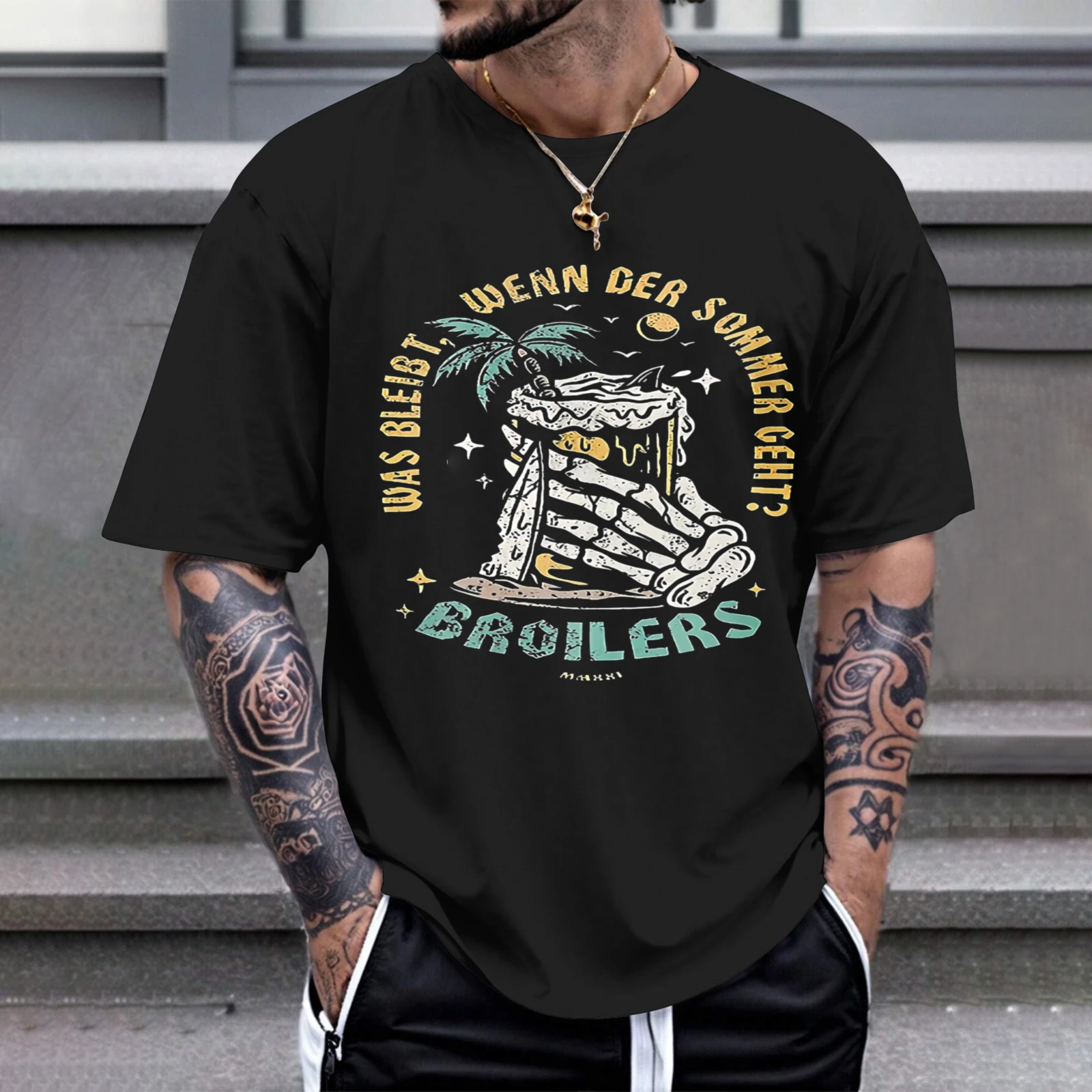 Herren-T-Shirt mit Skeletthand, die einen Cocktail, eine Palme und Sterne hält, und deutschem Text um den Markennamen Broilers, perfekt für Freizeitkleidung, Partys und Karneval-Outfits.
