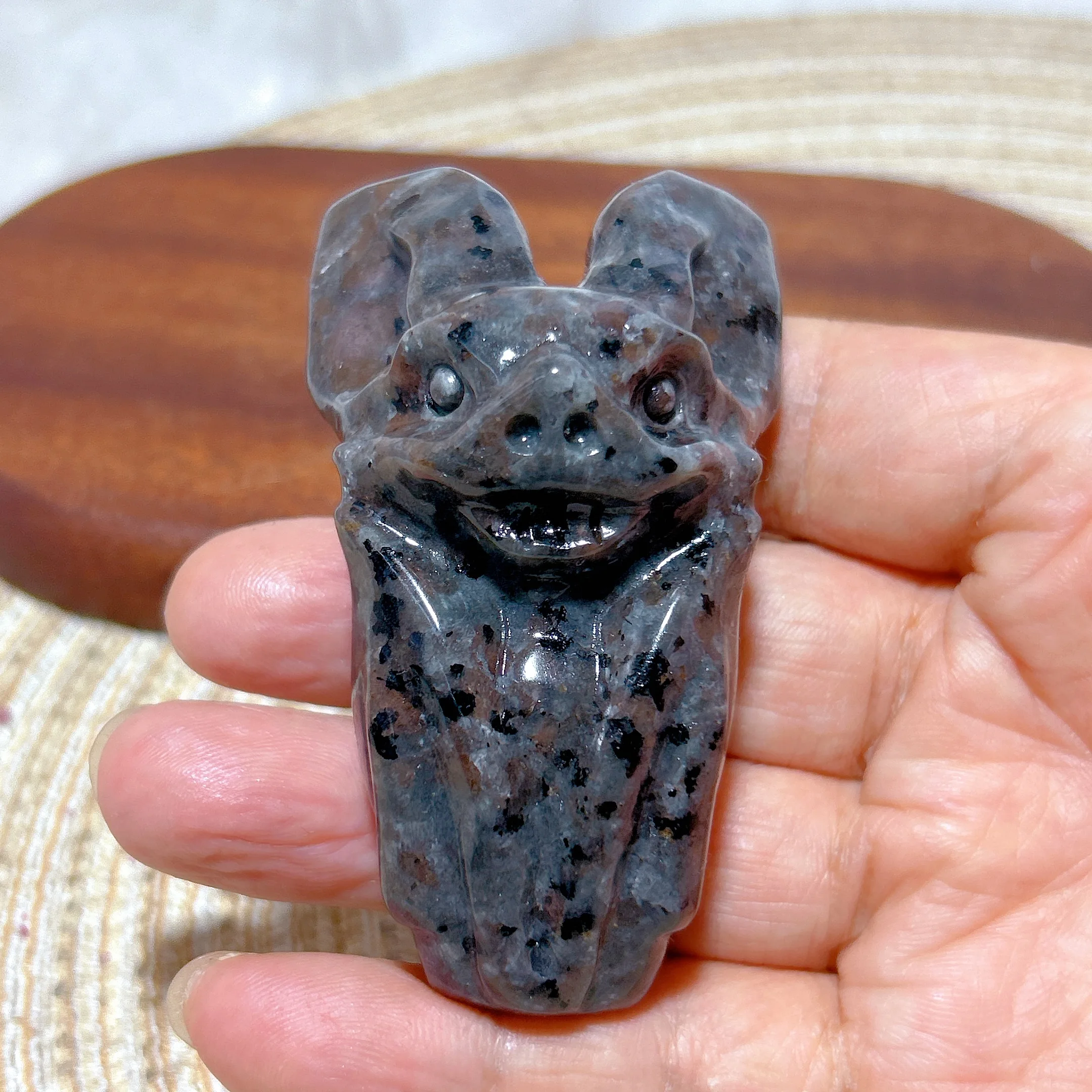 

Natural Crystal Yooperlite Bat Carving UV Light Reactive Flashy Healing Mineral Ornament Room Decor Home Decoration Gift