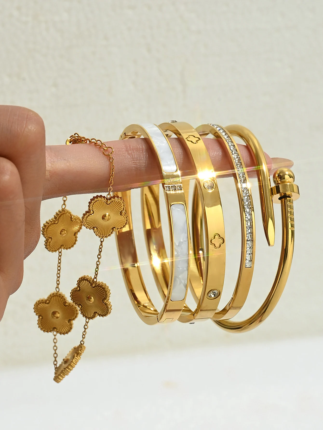 طقم ألماس ذهبي من الفولاذ المقاوم للصدأ سوار نسائي بأربع أوراق البرسيم، مجوهرات عصرية من الفولاذ المقاوم للصدأ، سوار على شكل زهرة بخمس أوراق