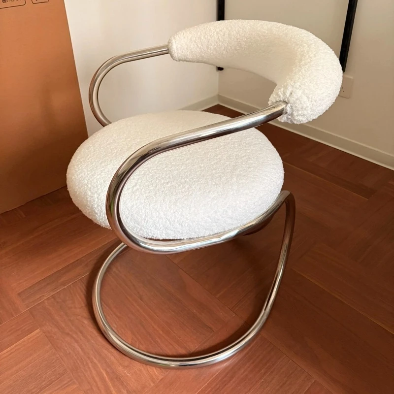 

Белые табуреты из овечьей шерсти в стиле Баухаус для столовой, спальни, макияжа, креативный дизайн, табурет-змея, кресло-шезлонг с подлокотниками, мебель для гостиной, табуретки