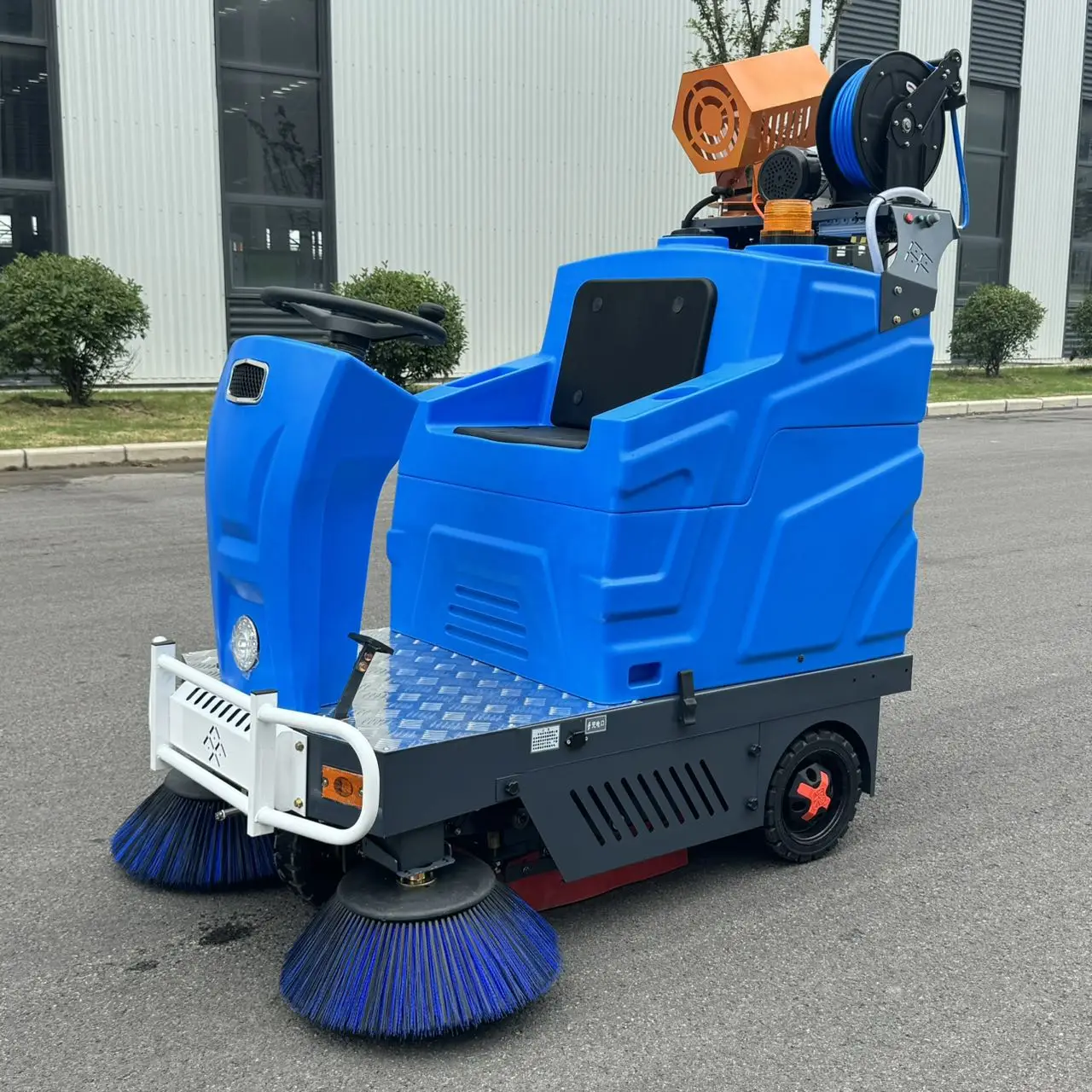 High-pressure Water Gun Road Sweeper High-power Motor Sweeping Washing Equipment Electric Street Cleaning Machine with Brush