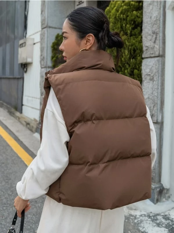 A versatile, short cotton vest/sleeveless jacket suitable for autumn and winter.